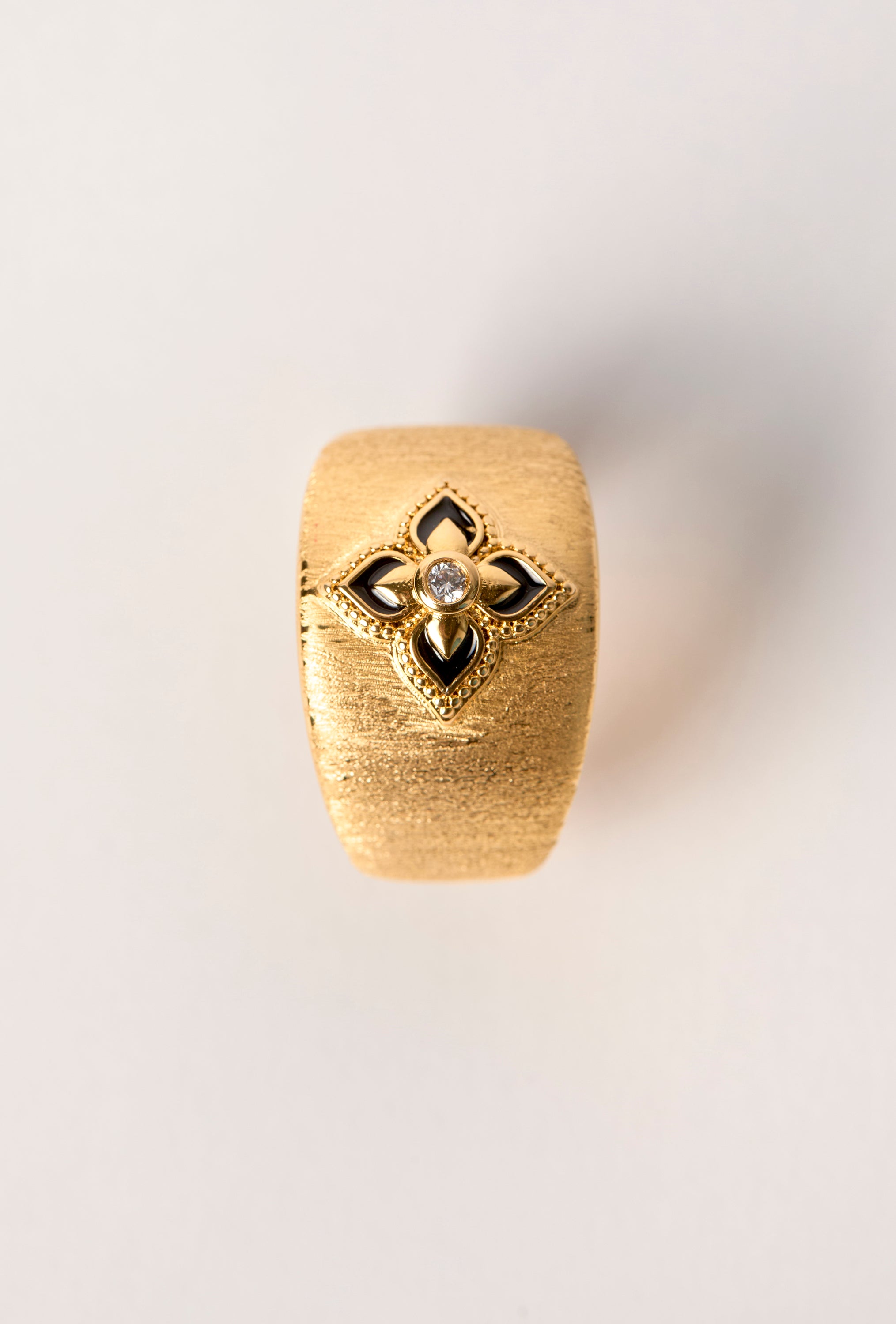 BAGUE - BLACK LOTUS CUFF