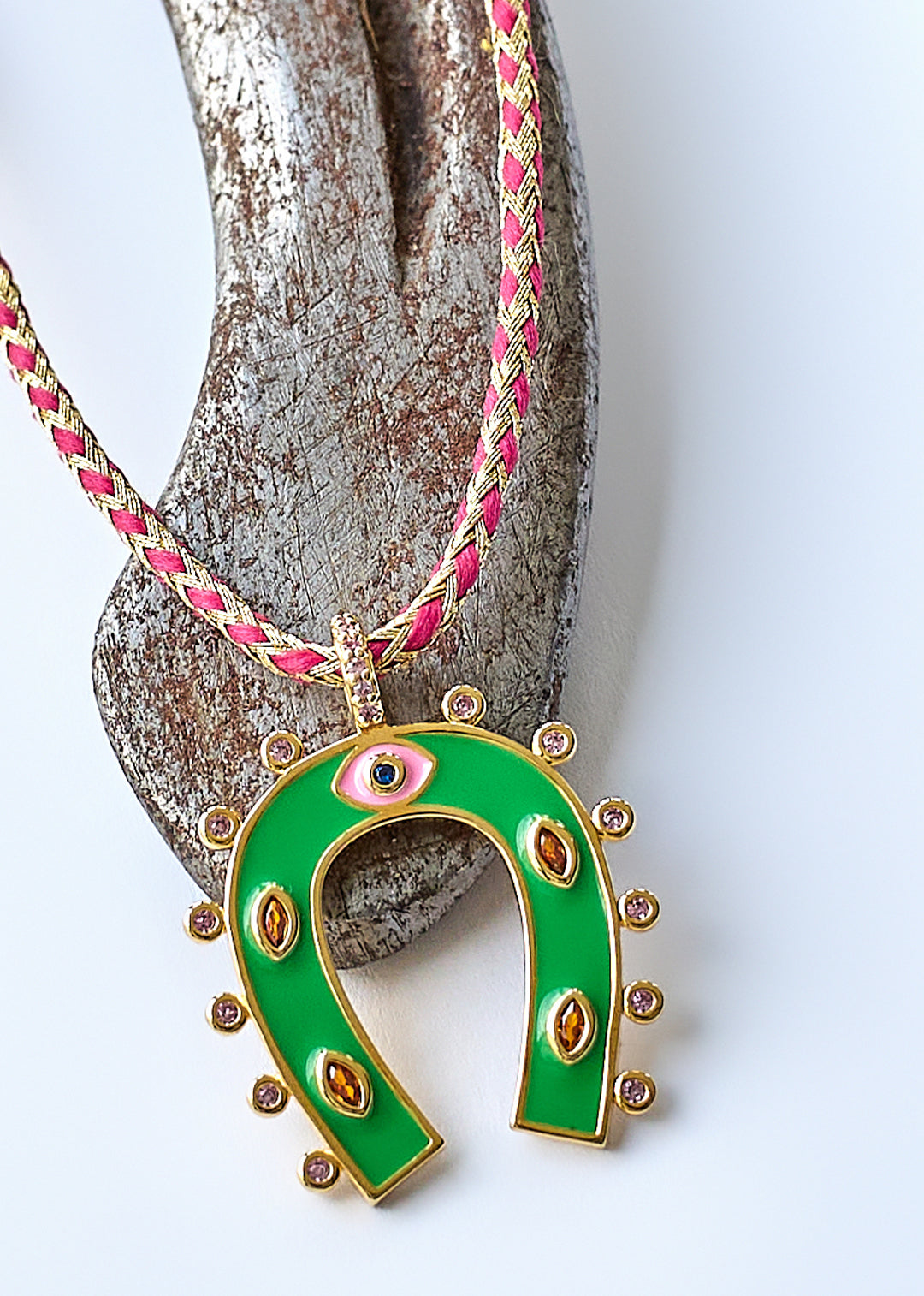 COLLIER - GREEN HORSESHOE