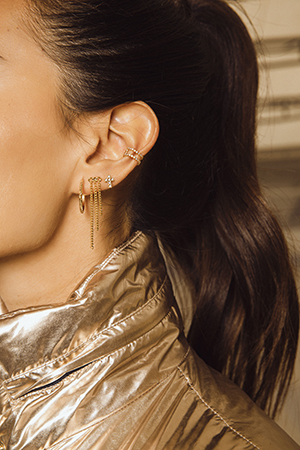 Composition de quatre boucles d'oreilles et earcuff dorés avec brillants et chaines bijoux MYA BAY