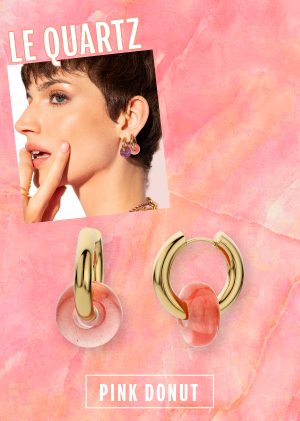 Cadre sur la pierre Quartz rose avec une photo et des boucles d'oreilles avec un anneau en pierre naturelle