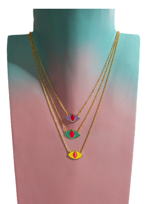 Buste coloré avec trois colliers bijoux MYA BAY